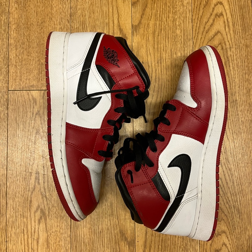 Mid Air Jordan 1